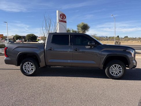 Used 2022 Toyota Tundra SR5 w/ SR5 Premium Package image 10