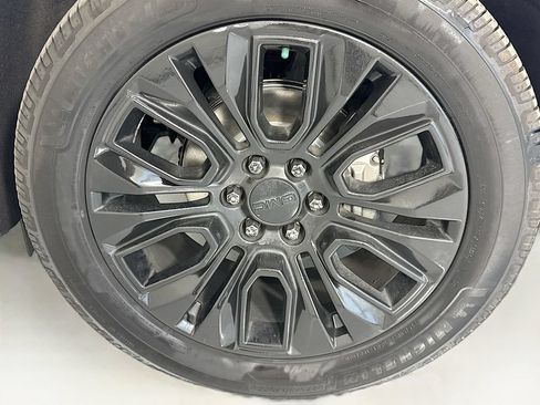 Used 2021 GMC Yukon SLT w/ Rear Media and Nav Package AWD/4WD image 31