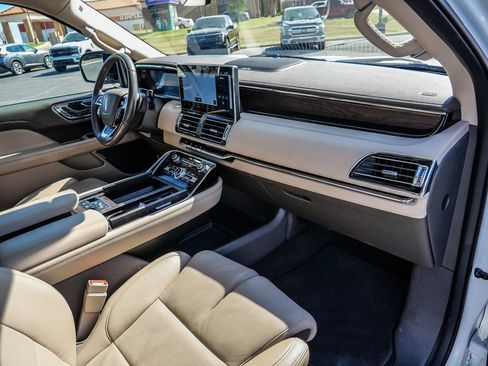 Used 2024 Lincoln Navigator Reserve image 16