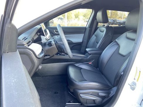 Used 2024 Jeep Compass Latitude image 34