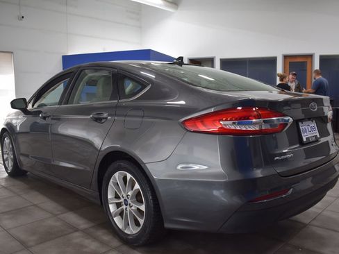 Used 2020 Ford Fusion SE image 2