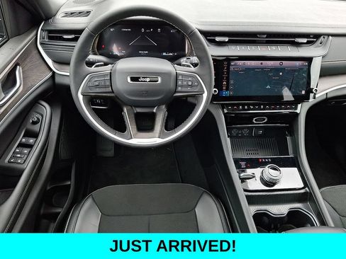 Used 2026 Jeep Grand Cherokee Altitude AWD/4WD image 12