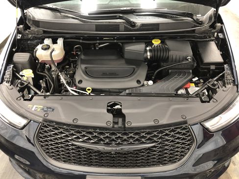 Certified 2025 Chrysler Pacifica Limited image 8