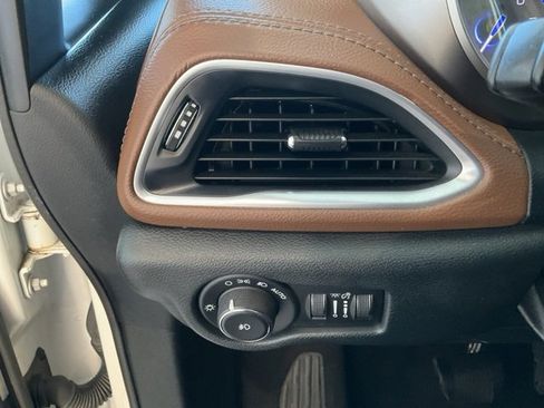 Used 2017 Chrysler Pacifica Limited image 9