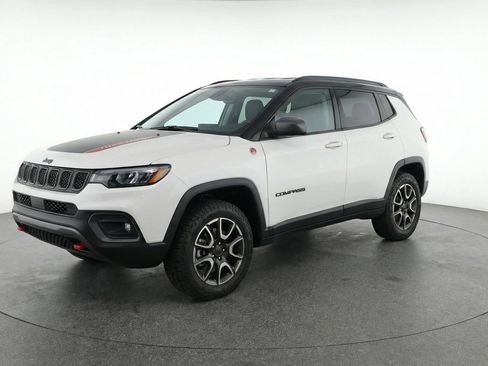 Used 2025 Jeep Compass Trailhawk AWD/4WD image 3