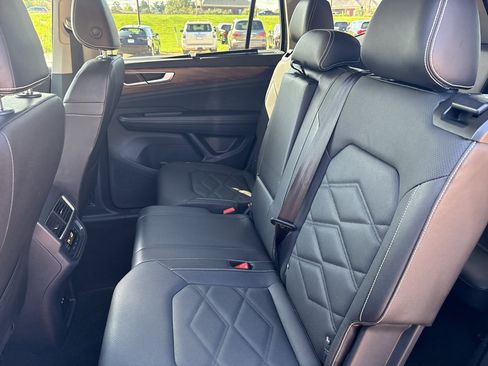 Used 2025 Volkswagen Atlas SE AWD/4WD image 17