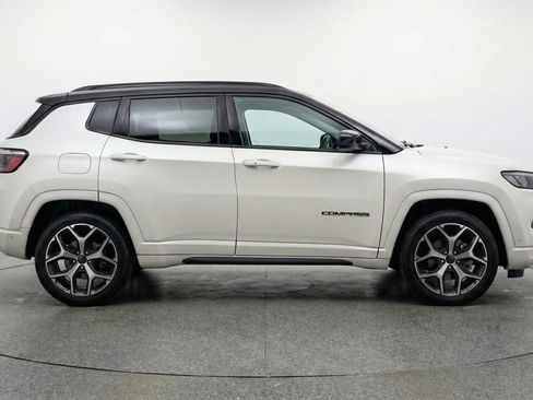 Used 2025 Jeep Compass Limited image 11