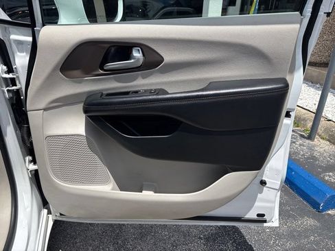 Used 2019 Chrysler Pacifica Touring-L Plus w/ Tire & Wheel Group FWD image 74