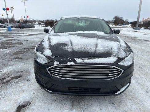 Used 2018 Ford Fusion SE w/ Fusion SE Technology Package image 2