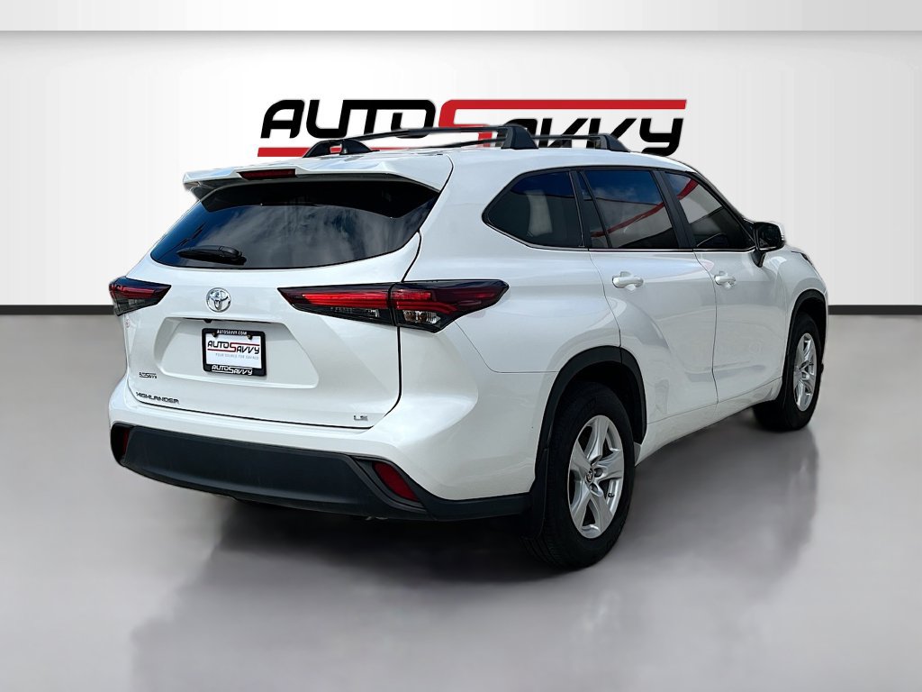 Used 2024 Toyota Highlander LE FWD image 7