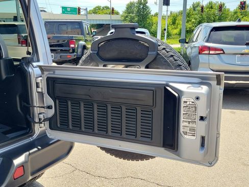 Used 2019 Jeep Wrangler Unlimited Sahara AWD/4WD image 9