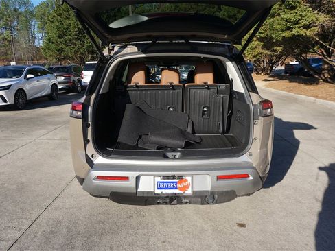 Used 2024 Nissan Pathfinder Platinum image 20