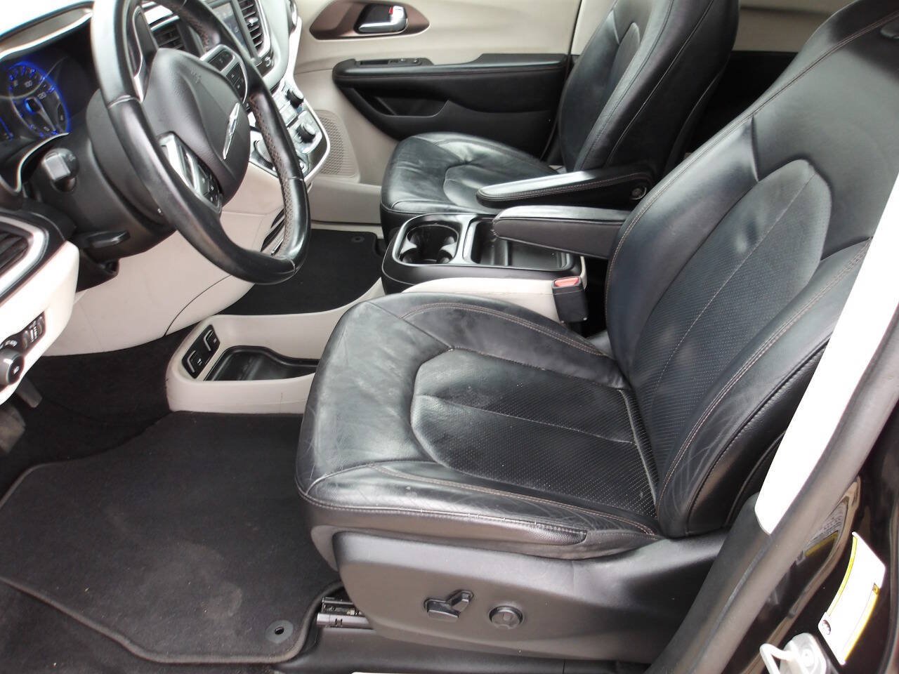 Used 2018 Chrysler Pacifica Touring-L FWD image 6