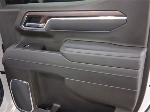Used 2025 GMC Sierra 1500 SLT image 17