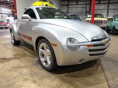 Used 2004 Chevrolet SSR w/ Preferred Equipment Group RWD image 8