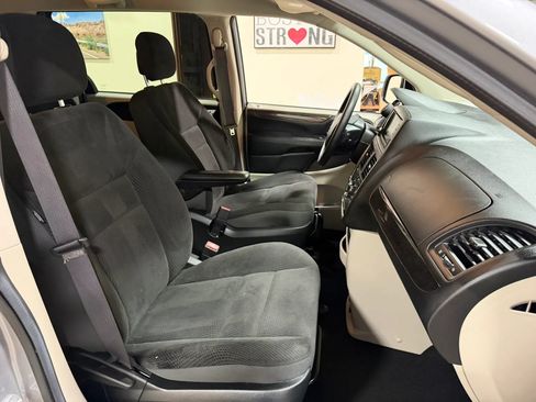 Used 2019 Dodge Grand Caravan SE FWD image 29