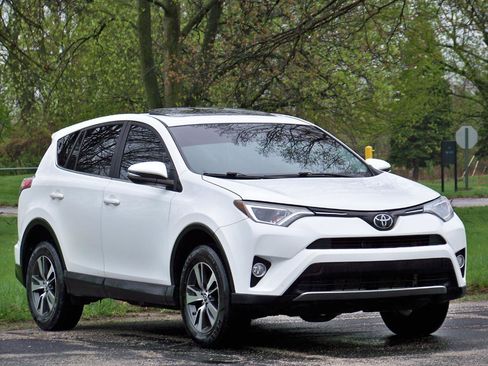 Used 2018 Toyota RAV4 XLE AWD/4WD image 2