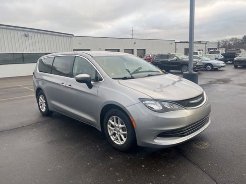 Used 2017 Chrysler Pacifica Touring image 3