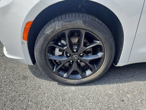 Used 2026 Chrysler Pacifica Limited w/ S Appearance Package AWD/4WD image 9