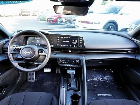 Used 2025 Hyundai Elantra Sport image 17