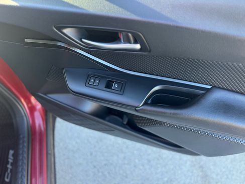 Used 2018 Toyota C-HR XLE image 25