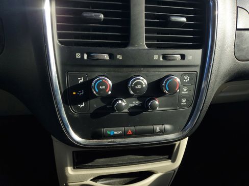 Used 2020 Dodge Grand Caravan SE w/ UConnect Hands-Free Group image 20