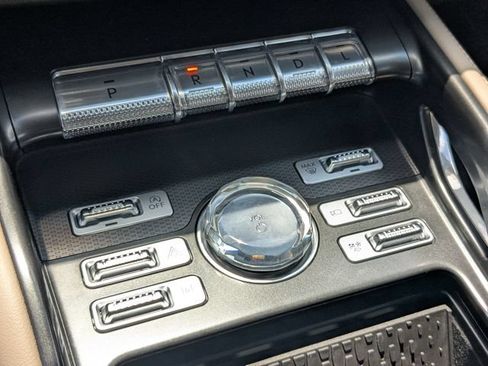 Used 2025 Lincoln Nautilus Premier AWD/4WD image 19