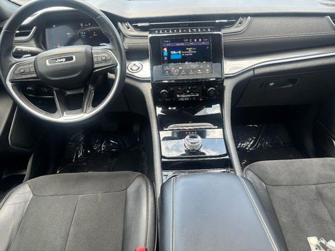 Used 2022 Jeep Grand Cherokee Altitude AWD/4WD image 11