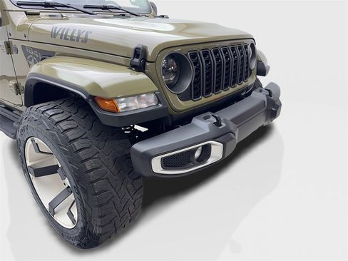 Used 2025 Jeep Gladiator Sport w/ Premium Package image 17