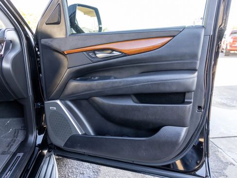 Used 2017 Cadillac Escalade Luxury image 16