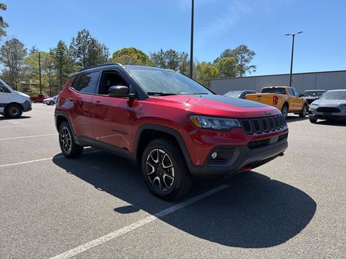 Used 2025 Jeep Compass Trailhawk AWD/4WD image 6