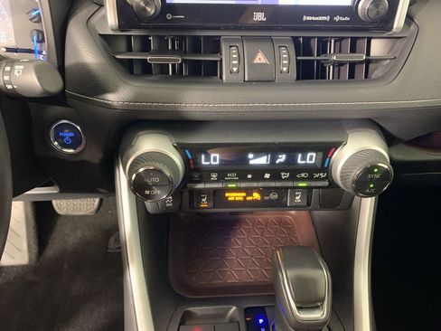 Used 2020 Toyota RAV4 Limited AWD/4WD image 25