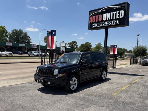 Used 2016 Jeep Patriot Latitude FWD image 1