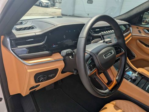 Used 2023 Jeep Grand Cherokee Summit AWD/4WD image 12