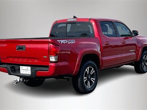 Used 2017 Toyota Tacoma TRD Sport image 5