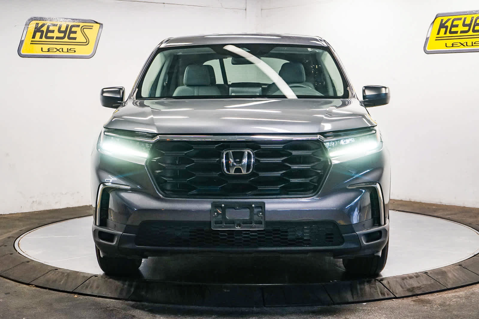 Used 2023 Honda Pilot LX image 2