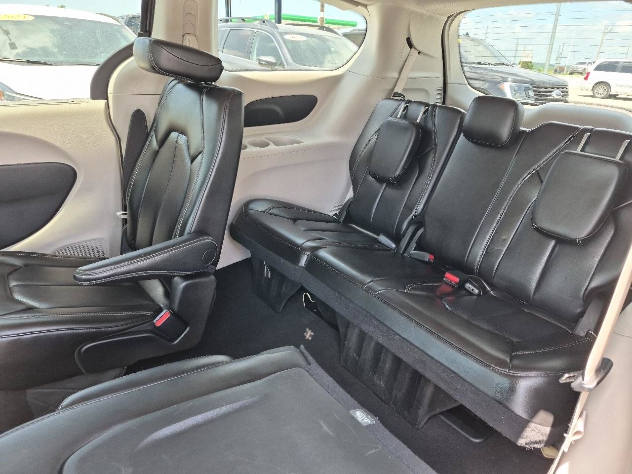 Used 2023 Chrysler Pacifica Touring-L FWD image 13
