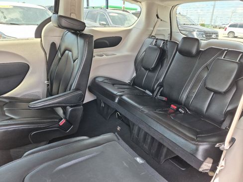 Used 2023 Chrysler Pacifica Touring-L FWD image 13