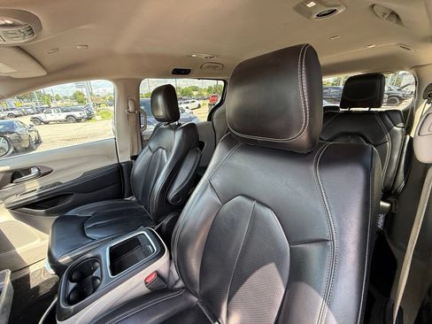 Used 2023 Chrysler Pacifica Touring-L FWD image 13