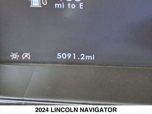 Used 2024 Lincoln Navigator Reserve image 17
