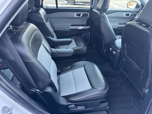 Used 2022 Ford Explorer XLT w/ Equipment Group 202A image 13