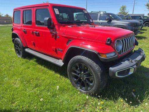 Used 2025 Jeep Wrangler Unlimited Sahara image 5