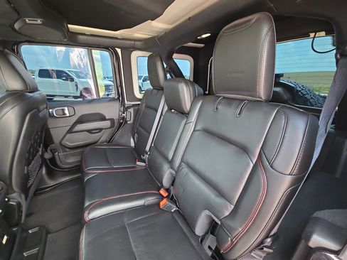Used 2022 Jeep Wrangler Unlimited Rubicon w/ Cold Weather Group AWD/4WD image 25