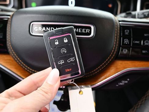 Used 2022 Jeep Grand Wagoneer Series III image 39