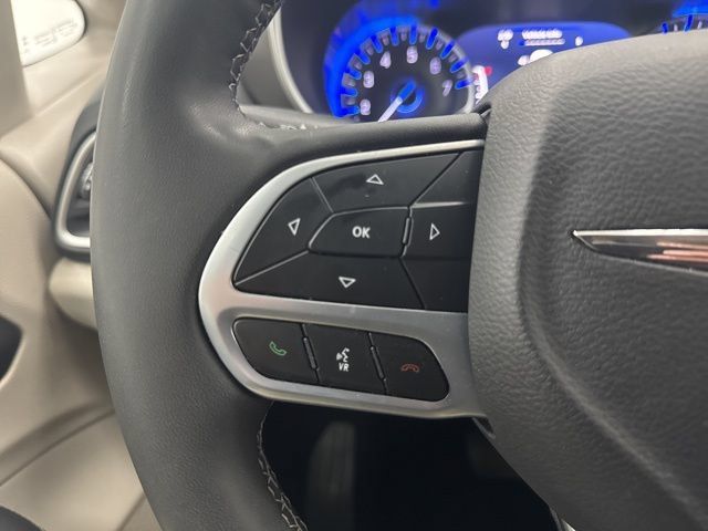 Used 2023 Chrysler Pacifica Touring-L FWD image 11