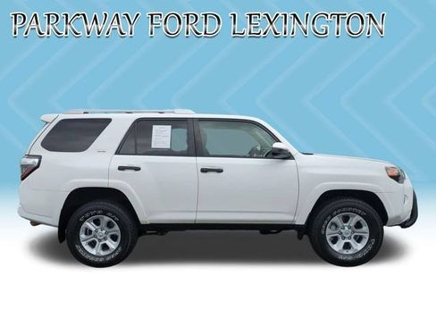 Used 2018 Toyota 4Runner SR5 AWD/4WD image 6