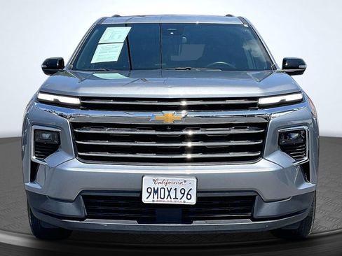 Used 2024 Chevrolet Traverse LT FWD image 3