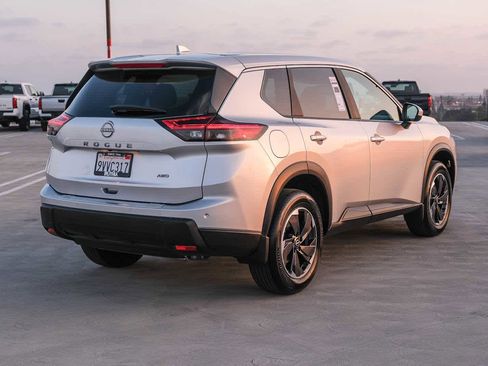 Used 2025 Nissan Rogue SV AWD/4WD image 4