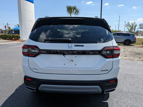 New 2025 Honda Pilot Touring image 4
