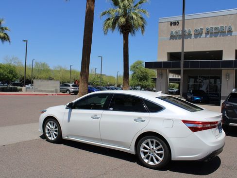 Used 2013 Toyota Avalon Limited FWD image 3